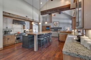 Mountain Majesty at Grays Crossing - Luxury 4BR 4BA w Private Hot Tub - Truckee - 4