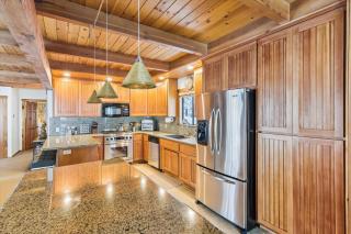 Ponderosa Pines - Custom 3 BR - Pet Friendly Private Hot Tub - Ski Shuttle - Truckee - 1