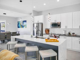 Casa Sevilla, heated pool, sleeps 9, 4B3B - Cape Coral - 1