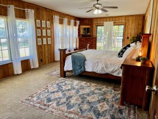 Askews Getaway Lakeside Cabin - 5