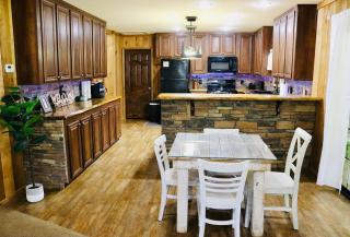 Askews Getaway Lakeside Cabin - 2