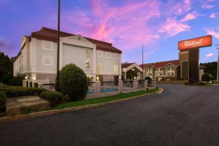 Red Roof Inn & Suites Newnan - 1