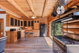 Tahoe Wanderer - 3 BR Luxury Log Cabin with Additional Loft, Private Hot Tub - 4