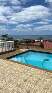 Whispering Waves Self Catering Apartment - Uvongo Beach - 9