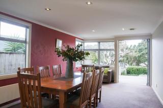 Relax On Richmond Modern Large Beach House - New Plymouth - 6