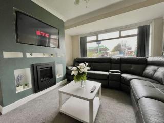 (S12) Bright 3 Bed Home With Free Parking Leeds - Killingbeck - 0