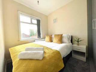 (S12) Bright 3 Bed Home With Free Parking Leeds - Killingbeck - 4