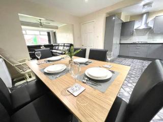 (S12) Bright 3 Bed Home With Free Parking Leeds - Killingbeck - 2