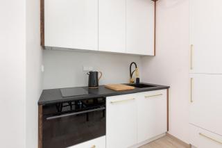 Aleja Solidarności 60B II by Noclegi Renters - 7