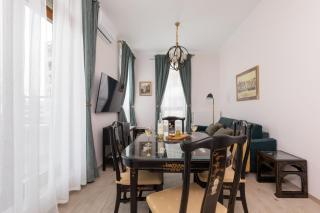 Aleja Solidarności 60B II by Noclegi Renters - 2