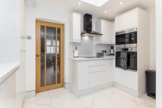 Flatzy - Stunning Home by Lark Lane with Pool Table - 2