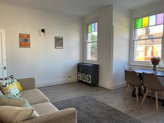Bright and Stylish 2 Bedroom First Floor Flat - 0