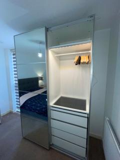 Spacious 2 Bedroom Modern Flat & Parking - 1