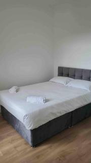 Catherine 5 bedroom house - Crewe - 1
