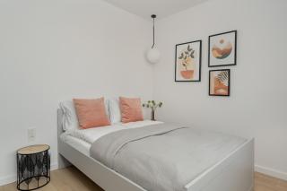Elegant Apartment for 4 with Parking in Poznan by Noclegi Renters - Poznan - 9