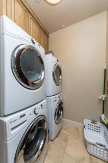 Pool-Outdoor Kitchen-Patio-4 King Suites-Sleeps 30 - Hurricane - 8
