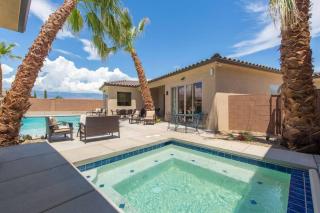 Pool-Outdoor Kitchen-Patio-4 King Suites-Sleeps 30 - Hurricane - 3