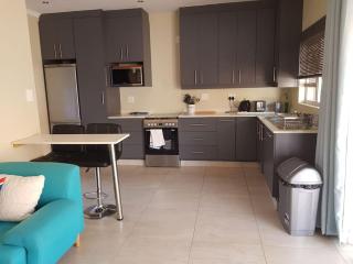 1# bedroom unit pvt entrance inverter fastWifi Linden - 4