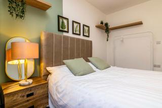 3 Bedroom, Private Orchard, Private Bathroom, Driveway - Nottingham - 1