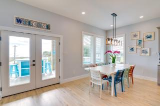 Steps to Sand! Group-Friendly Getaway in Galveston - 4