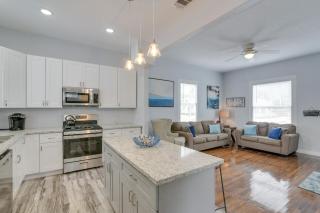 4 Blocks to Beach Home with Patio in Galveston! - Galveston - 1