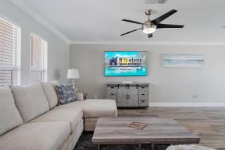 Gulf Access, Kayaks, Bikes, Ping-Pong & Pool - Villa Palaco Palazzo - Roelens Vacations - Cape Coral - 2