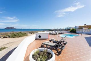 Corralejo Beachfront Villa Remos with Lobos Island View, Private Pool, Wifi & BBQ by Amazzzing Travel - Corralejo - 9