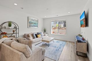 Adventure Base Camp Pet Friendly with Resort Living Pool, Arcade, Pickle-ball - Washington - 9