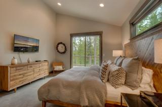 Sunrise Abode at Tahoe Donner - Luxurious New Build, Soaking Tub, HOA Amenities - Truckee - 2