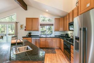 Wolf Den - Bright Open Concept 3 Bedroom- Hot Tub, Pet-Friendly, Minutes from Skiing! - Tahoma - 4