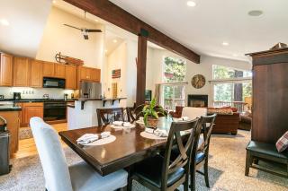 Wolf Den - Bright Open Concept 3 Bedroom- Hot Tub, Pet-Friendly, Minutes from Skiing! - Tahoma - 2