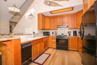 Timberland Retreat - Tahoe City West Shore 4 BR 4 Bath with private hot tub - Sleeps 9 - Homewood - 4