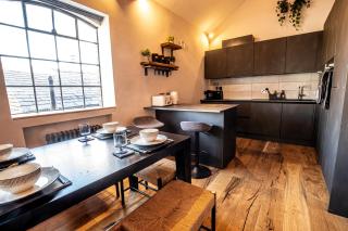 VIP 3BR Grade2 Luxurious Industrial House with WOOD FIRE, Electric blinds and big Cast iron Windows in the heart of the JQ - Birmingham - 6