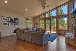 Spruce Haven by Tahoe Getaways at Tahoe Donner - Luxury Pet Friendly Cabin w Private Hot Tub - Truckee - 8