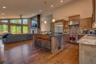 Spruce Haven by Tahoe Getaways at Tahoe Donner - Luxury Pet Friendly Cabin w Private Hot Tub - Truckee - 7