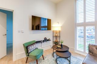 Modern 2BR 2BA with Free Parking - Sleeps 6 - 4