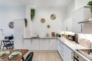 Modern 2BR 2BA with Free Parking - Sleeps 6 - 2