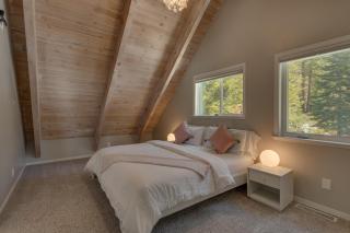 Moon Dune Chalet by Tahoe Getaways - Remodeled 3 BR Cabin plus Loft w Fenced Yard & Walk to Beach or Dining - Tahoe Vista - 5