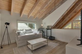 Moon Dune Chalet by Tahoe Getaways - Remodeled 3 BR Cabin plus Loft w Fenced Yard & Walk to Beach or Dining - Tahoe Vista - 2
