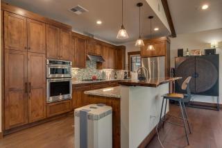 Truckee Luxe by Tahoe Getaways - 3 BR Luxury Gray's Crossing Townhome w Hot Tub on Golf Course - Close to Downtown & Northstar - Truckee - 7