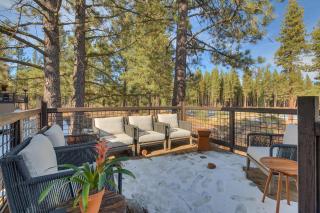 Truckee Luxe by Tahoe Getaways - 3 BR Luxury Gray's Crossing Townhome w Hot Tub on Golf Course - Close to Downtown & Northstar - Truckee - 4