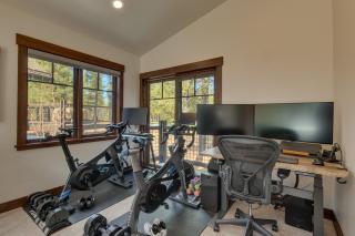 Truckee Luxe by Tahoe Getaways - 3 BR Luxury Gray's Crossing Townhome w Hot Tub on Golf Course - Close to Downtown & Northstar - Truckee - 1