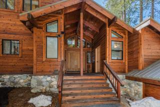 Tree Haus by Tahoe Getaways - Unique Pet-Friendly Tahoe Donner Home w EV & HOA Pool & Beach - Truckee - 9