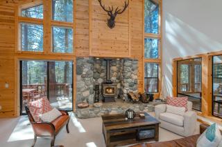 Tree Haus by Tahoe Getaways - Unique Pet-Friendly Tahoe Donner Home w EV & HOA Pool & Beach - Truckee - 8