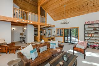 Tree Haus by Tahoe Getaways - Unique Pet-Friendly Tahoe Donner Home w EV & HOA Pool & Beach - Truckee - 5
