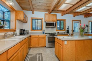 Tree Haus by Tahoe Getaways - Unique Pet-Friendly Tahoe Donner Home w EV & HOA Pool & Beach - Truckee - 2