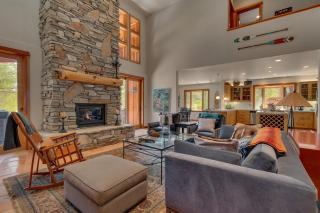 Tranquil Retreat by Tahoe Getaways - 3BR Pet-Friendly Home w Private Hot Tub, Views & HOA Amenities - Truckee - 9