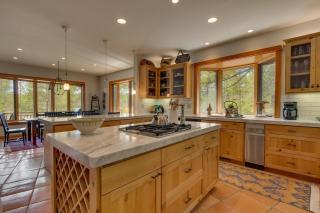 Tranquil Retreat by Tahoe Getaways - 3BR Pet-Friendly Home w Private Hot Tub, Views & HOA Amenities - Truckee - 7
