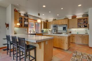 Tranquil Retreat by Tahoe Getaways - 3BR Pet-Friendly Home w Private Hot Tub, Views & HOA Amenities - Truckee - 6