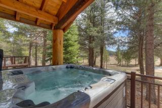 Tranquil Retreat by Tahoe Getaways - 3BR Pet-Friendly Home w Private Hot Tub, Views & HOA Amenities - Truckee - 3